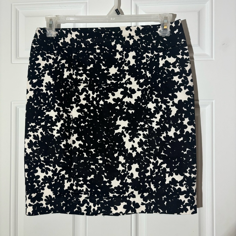 ❤️2/$15 or 3/$21❤️ Ann Taylor Black/White Pencil Skirt, Size 6